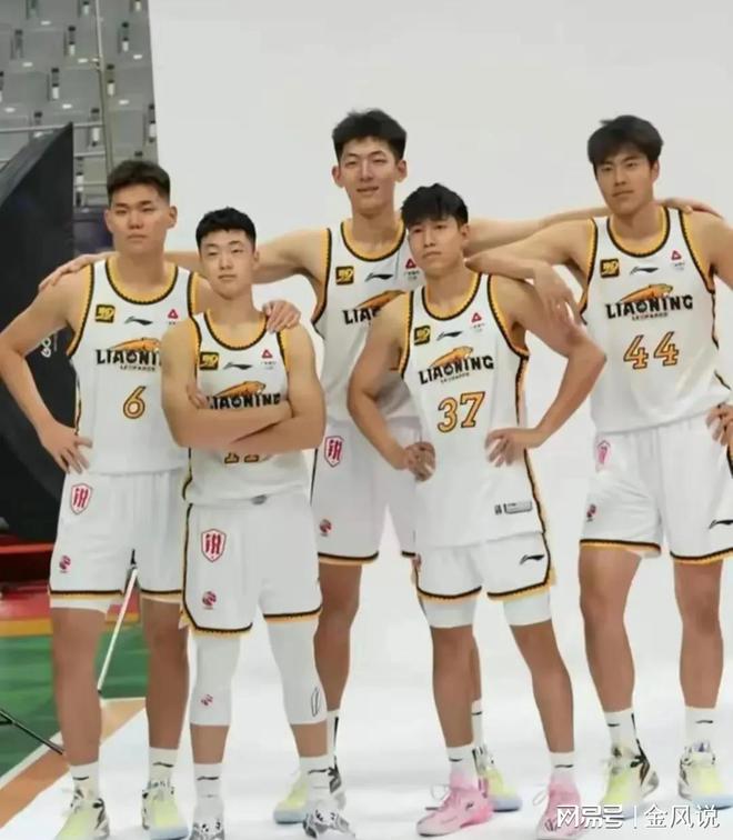 包含辽宁男篮豪取福建队胜利，全队高效合作取胜的词条