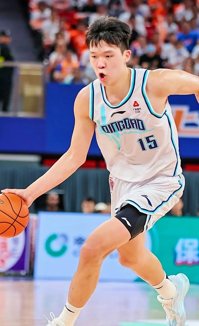杨瀚森父母启程前往美国陪儿子参加NBA选秀大会