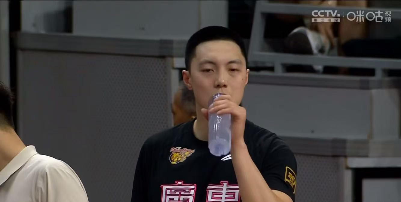 中国男篮三大问题，胡明轩三人失职，投篮陷入三怪圈的简单介绍
